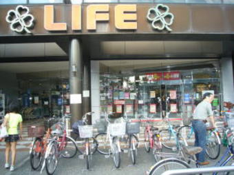 スーパー「ライフ」入り口