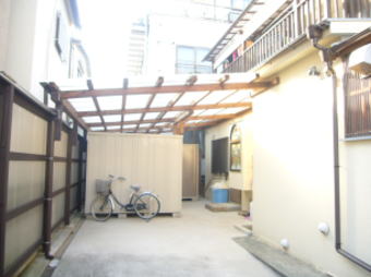 倉庫上の屋根を掛けた