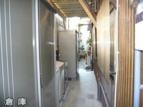   倉 庫　