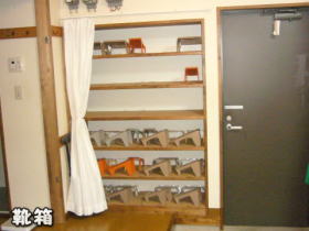 玄関横の靴入れ