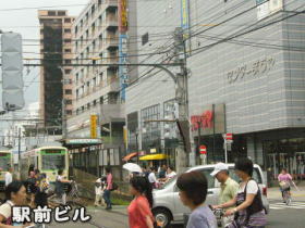 駅前のビル