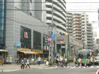 �����w�̑O